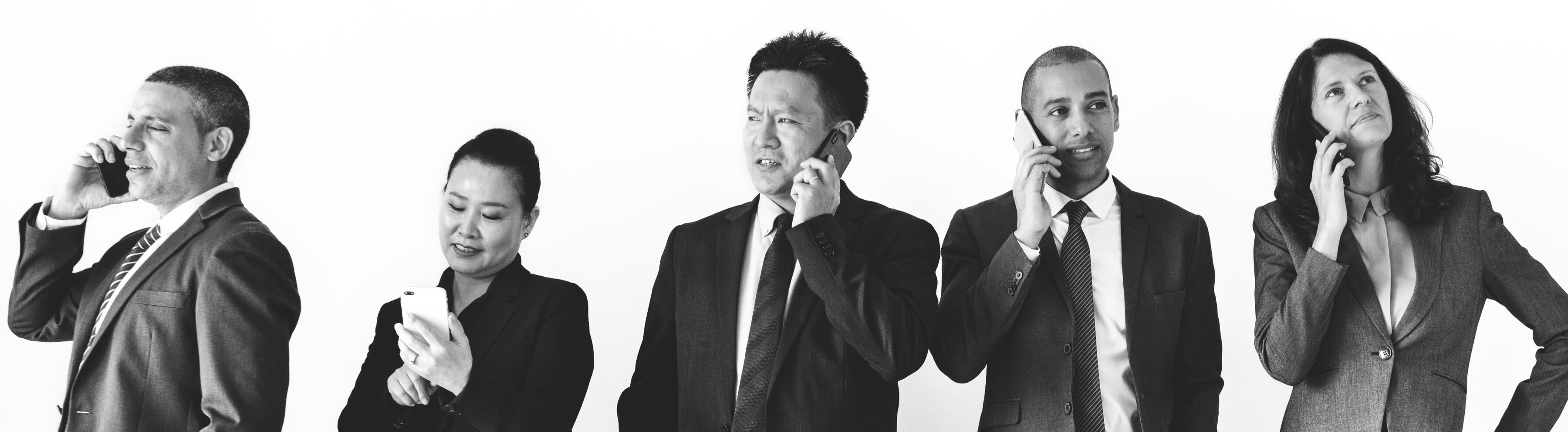 Emprendedores senior hablando por teléfono